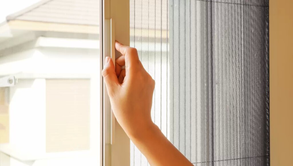 Alege-plasa-de-tantari-rulou-SmartFenster-ca-sa-te-bucuri-de-serile-de-vara-fara-insecte.jpg